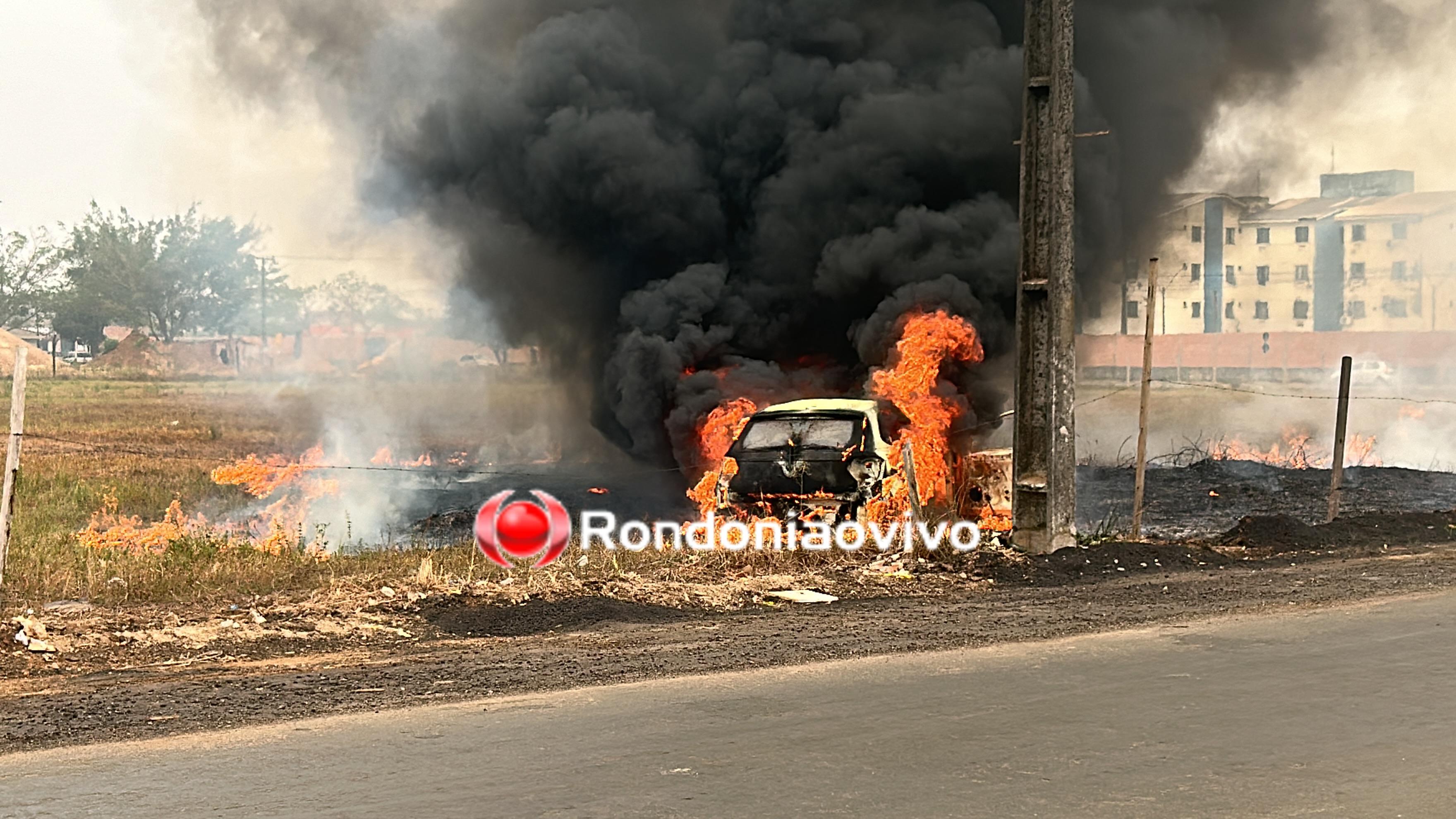 VÍDEO: Carro é incendiado após tiroteio próximo de condomínio