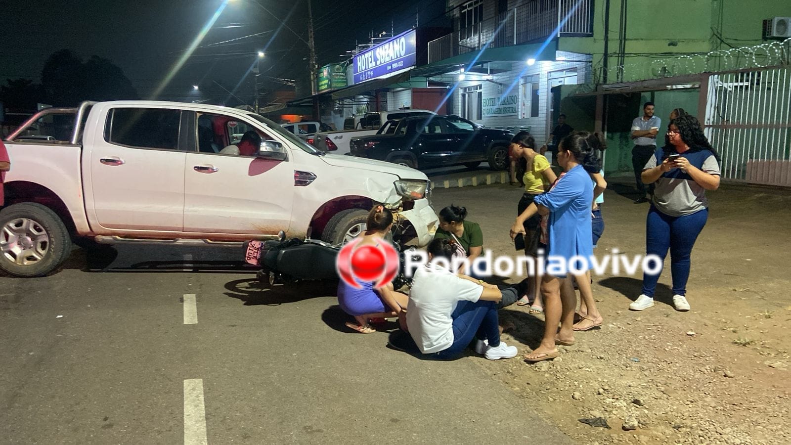 NO CENTRO: Motociclista fica gravemente ferido após batida de frente com caminhonete 