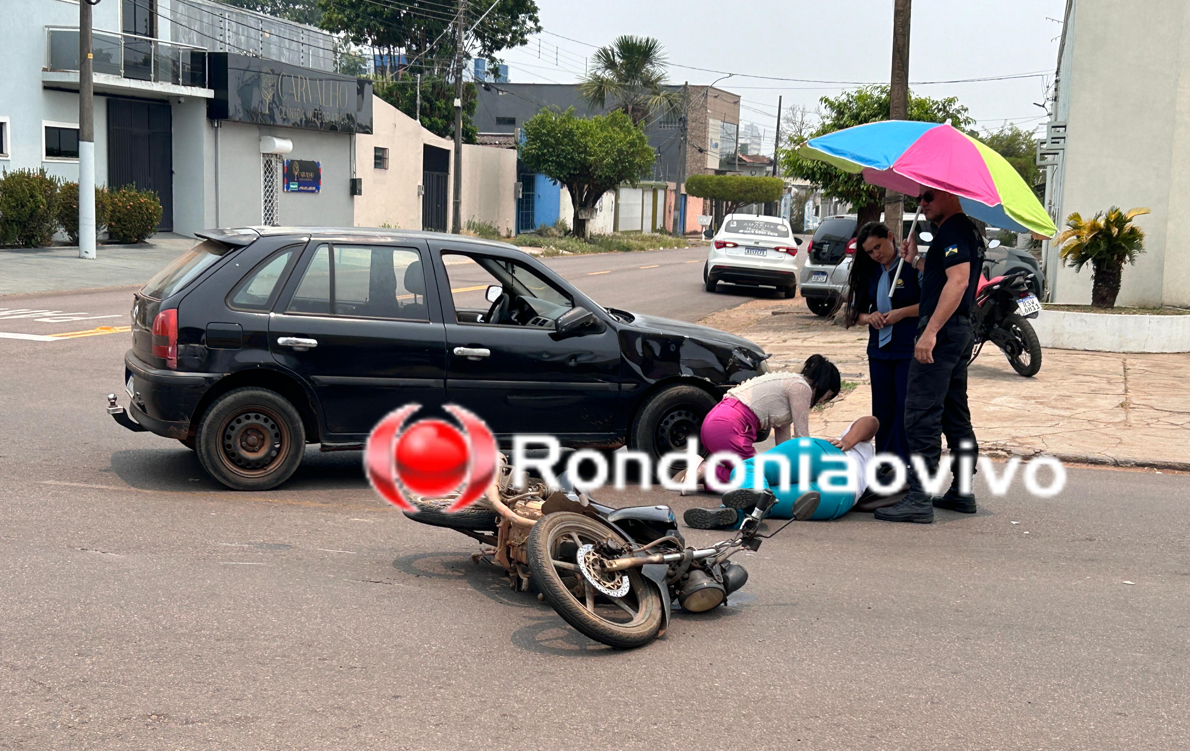 VÍDEO: Mulher em moto avança cruzamento e bate em cheio contra carro