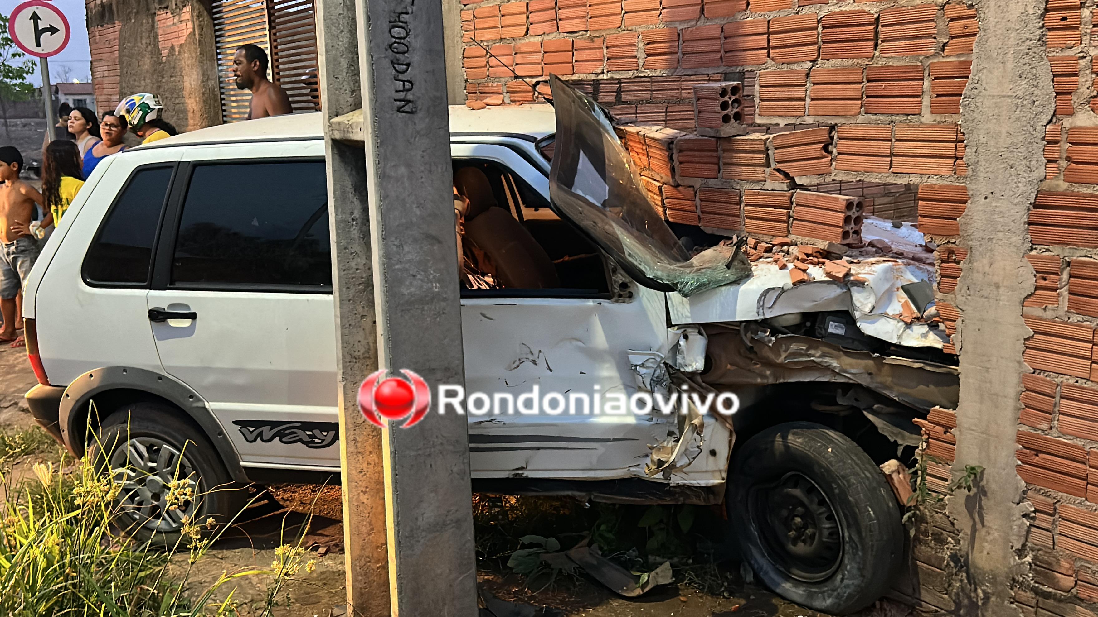 URGENTE: Motorista de carro atinge motociclista e derruba muro de residência