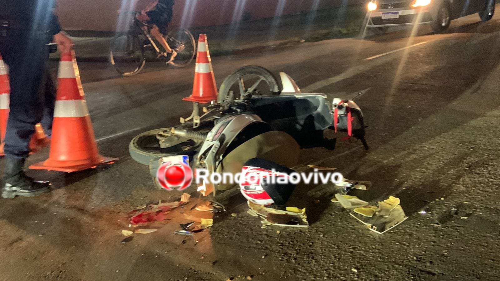 NO LAGOA: Jovem em moto sofre fratura ao ser atropelada por Hilux 