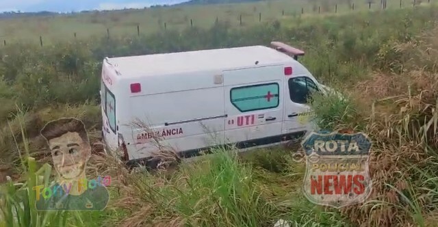 SAIU DA PISTA: Ambulância UTI de Pimenta Bueno se envolve em acidente na BR-364