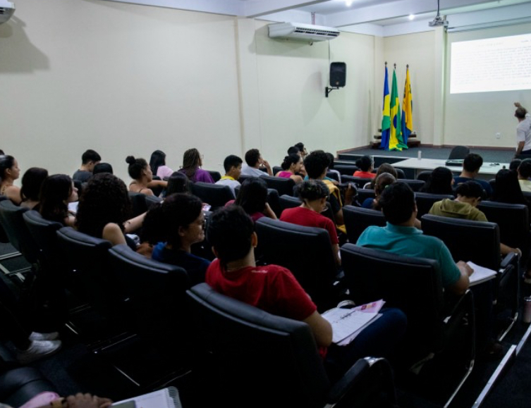PRÉ-ENEM: Cursinho gratuito da Prefeitura segue preparando estudantes para ENEM