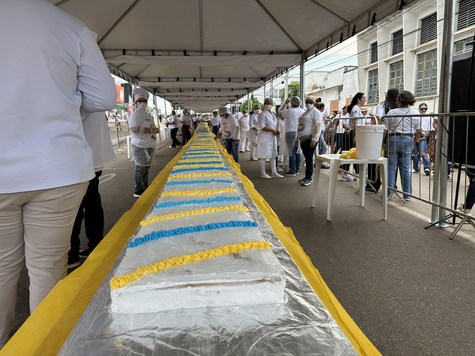 QUE FESTA!: Distribuição do bolo dos 111 anos ocorreu de forma ordeira e satisfatória