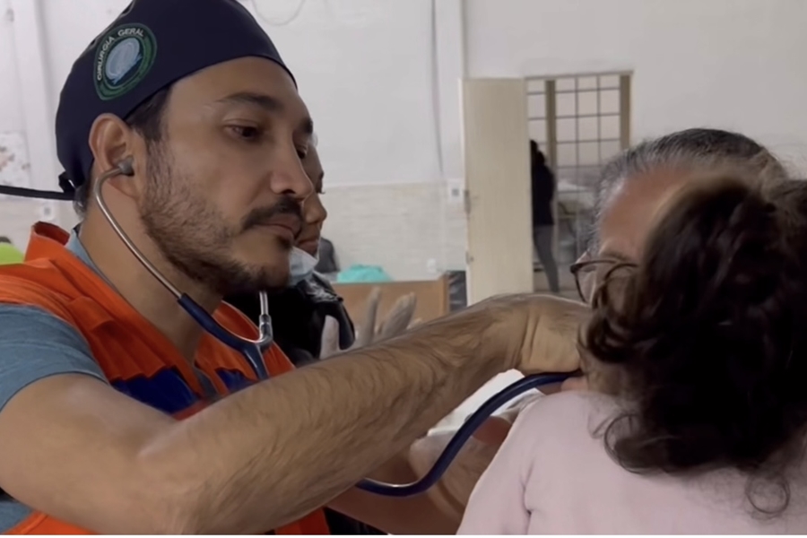 FERNANDO MÁXIMO: Deputado presta atendimento médico voluntário às vítimas das enchentes no RS
