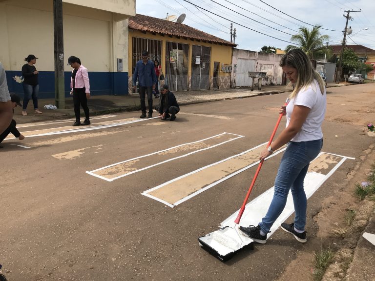 SINALIZAÇÃO: Escolas recebem faixas de pedestres em ação voluntária de Ada Dantas