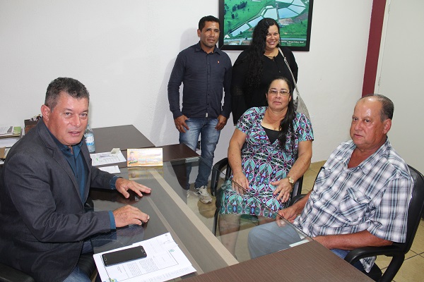 Edson Martins recebe representantes de associação rural de União Bandeirantes