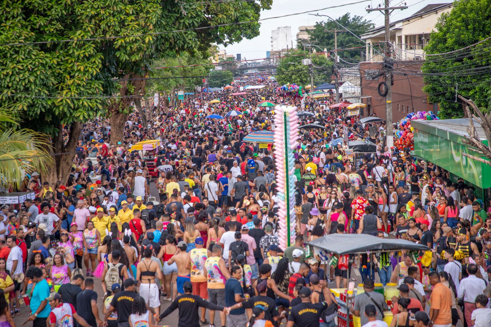CARNAVAL:  Banda do Vai Quem Quer arrasta multidão de foliões pelas ruas da capital