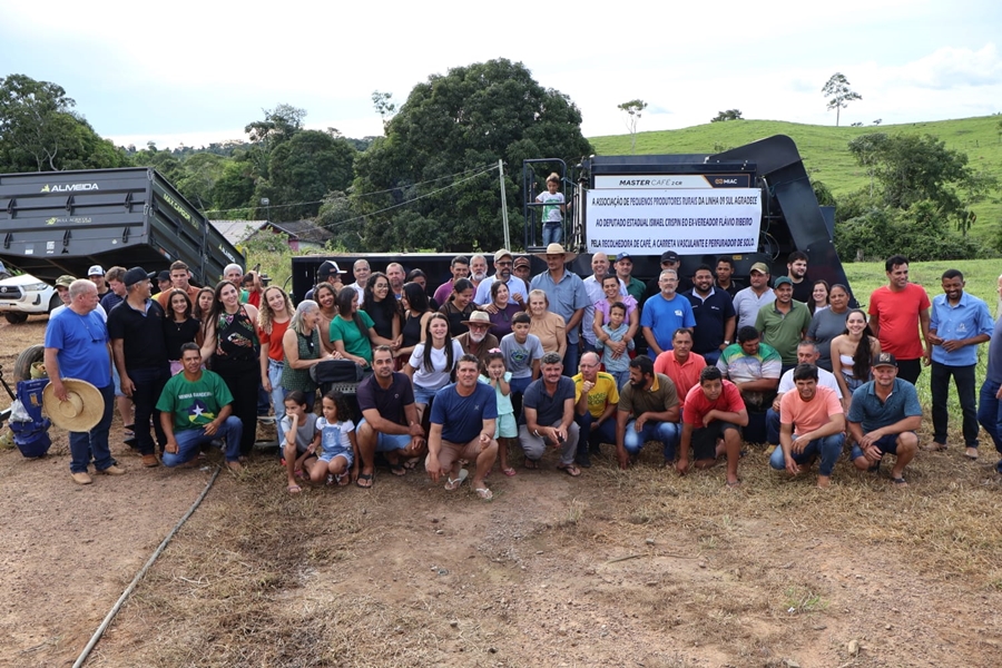 ISMAEL CRISPIN: Deputado entrega equipamentos agrícolas em Nova Brasilândia do Oeste