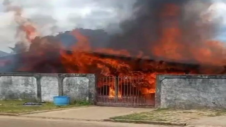 FOGO:  Residência usada por dependentes químicos é incendiada em Rondônia