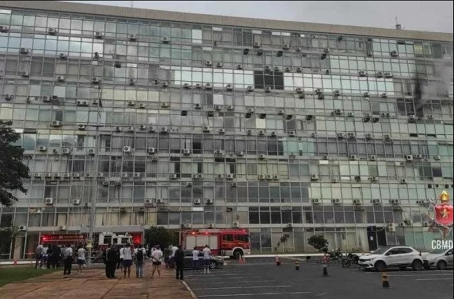 BRASÍLIA: Incêndio atinge prédio do Ministério da Defesa neste sábado (18)