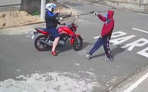 NO TRABALHO: Homem é rendido e tem moto roubada por ex-funcionários