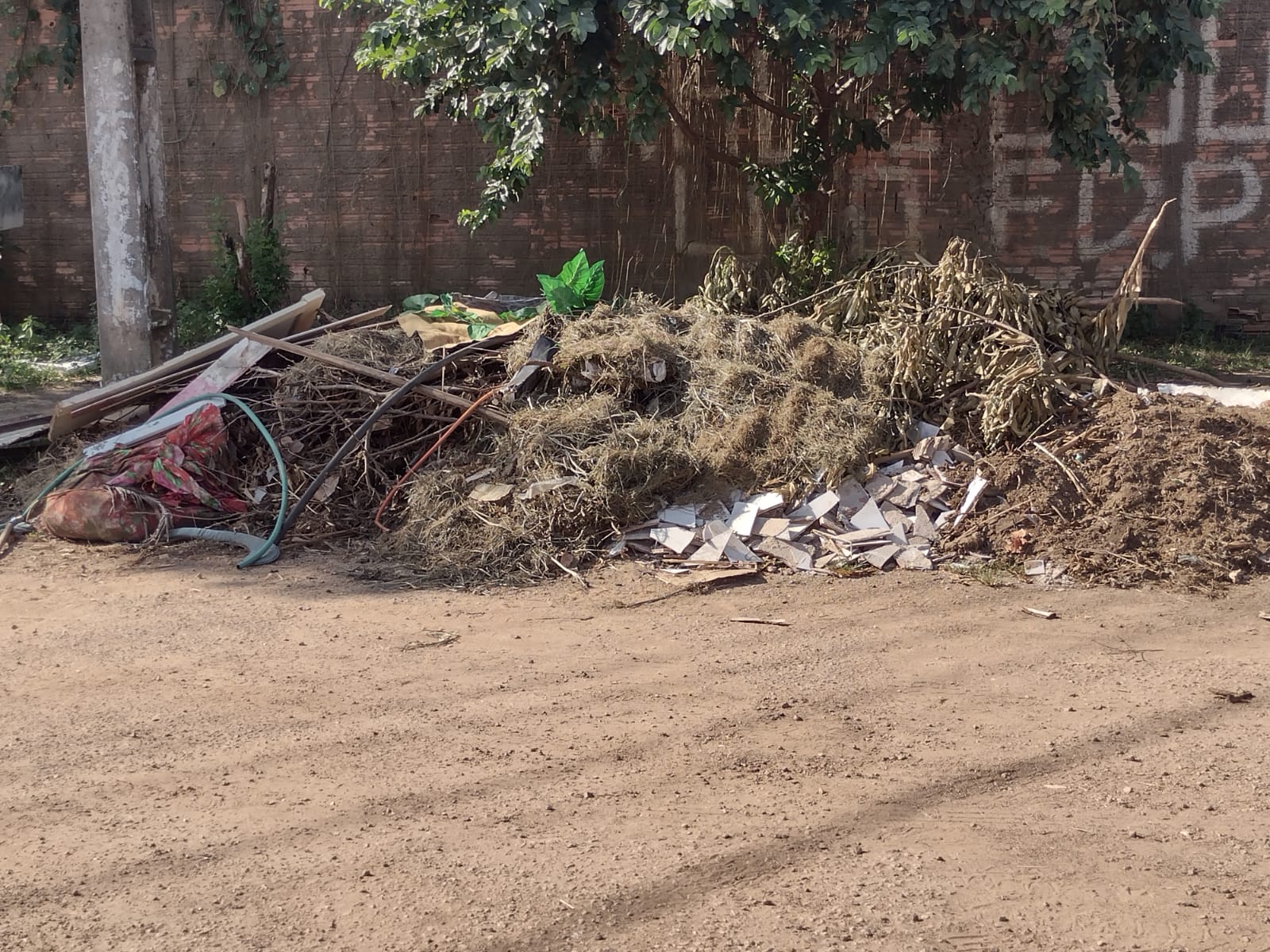 DESLEIXO: Prefeitura de PVH ‘limpa’ conjunto na zona Sul... Mas esquece de descartar lixo