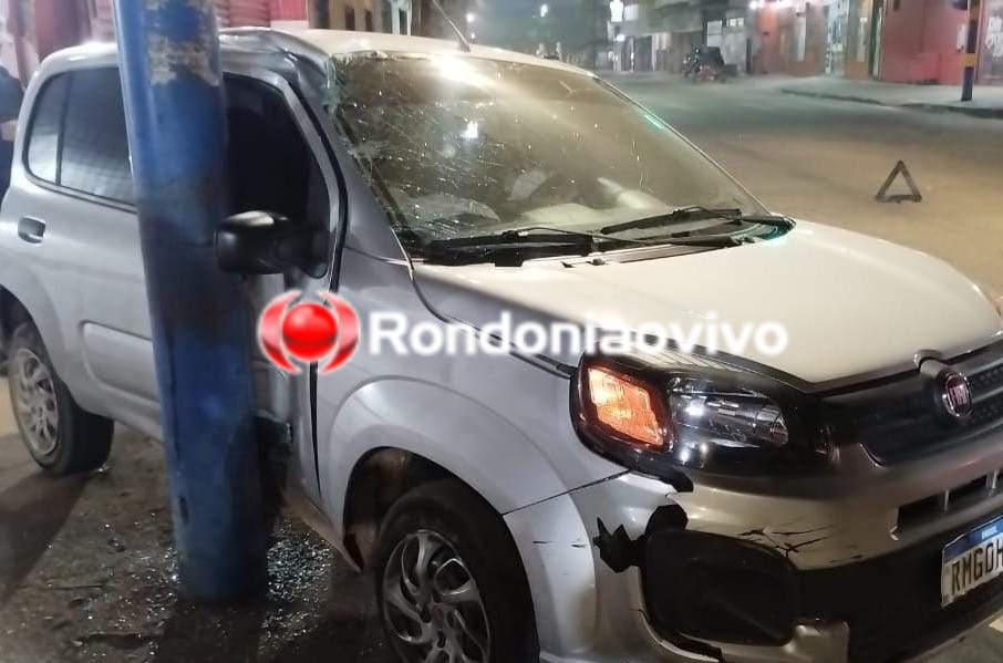 NA MADRUGADA: Motorista é socorrido pelo SAMU após bater Uno contra poste