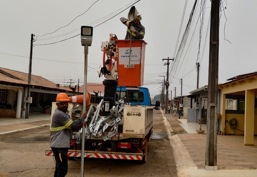 ELLIS REGINA: Pedido de providencia da vereadora leva melhoria de iluminação pública