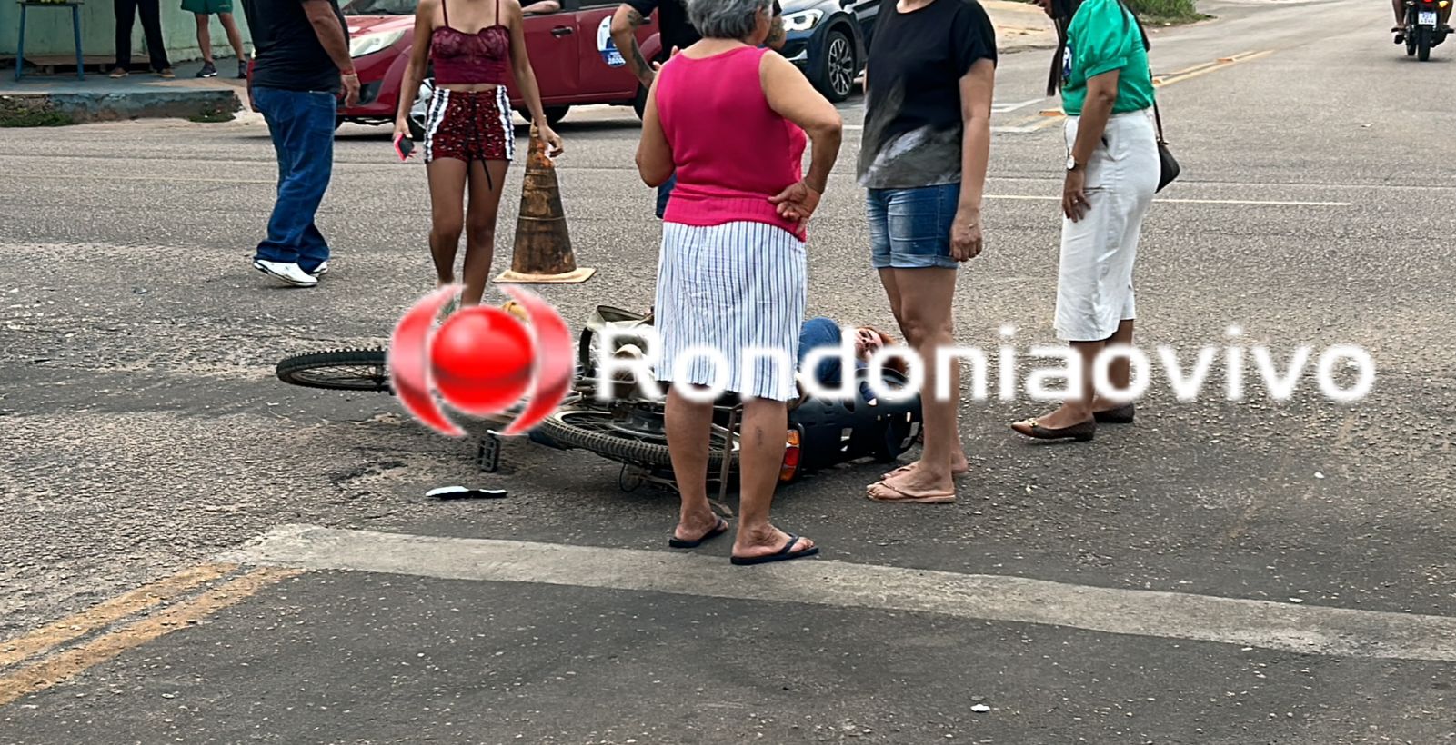 NO CENTRO: Mulher em bicicleta elétrica é gravemente atropelada por carro