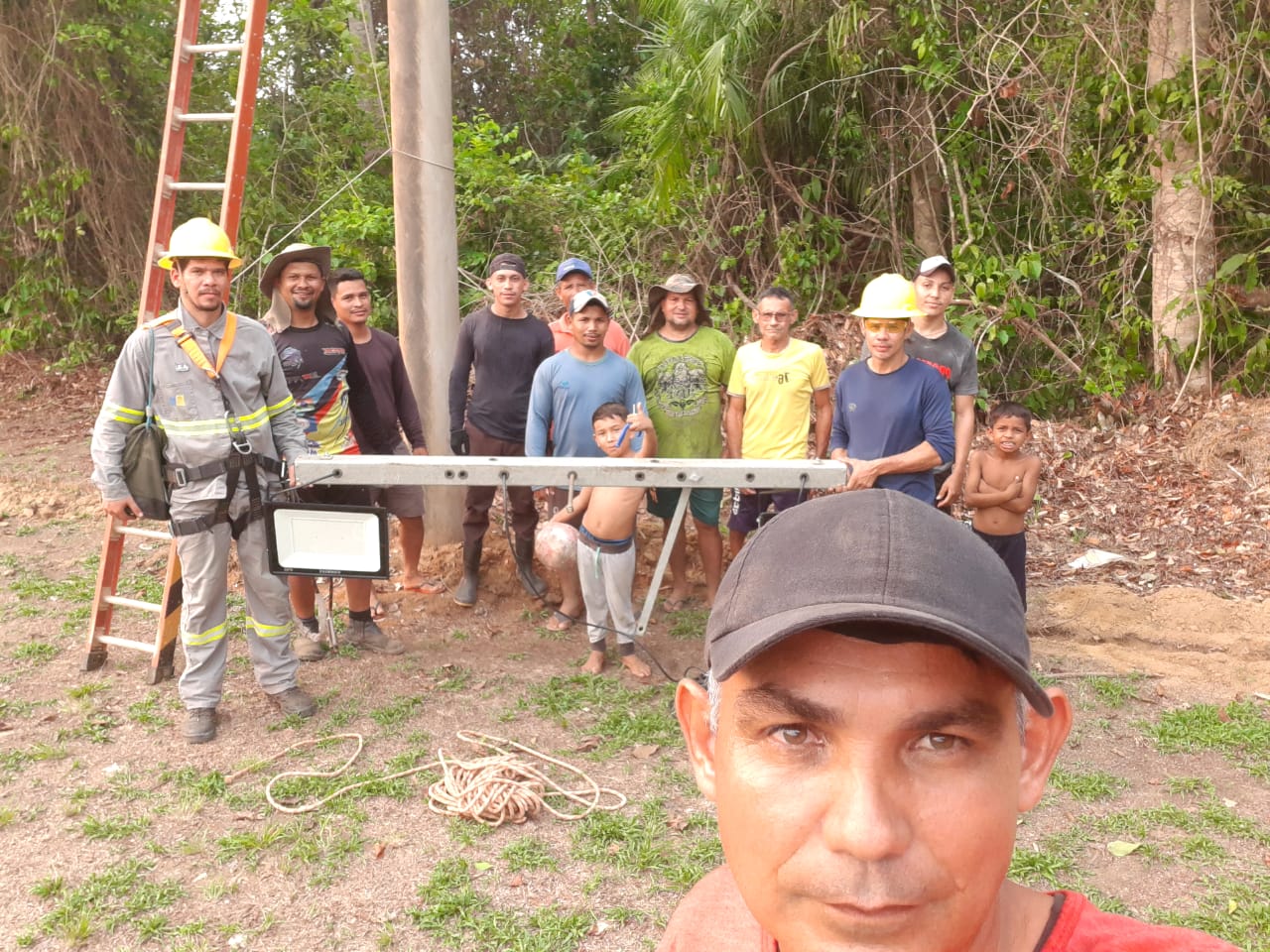 ELLIS REGINA: Emdur inicia obras de instalação da iluminação em campo de futebol