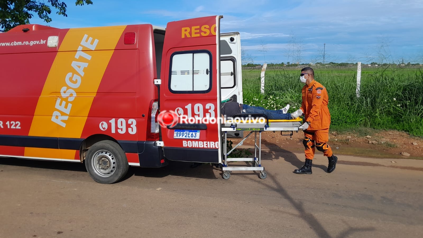 NA MAMORÉ: Motociclista bate na traseira de carro após motorista parar em quebra-molas