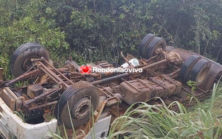 NA BR-364: Caminhão capota após motorista perder controle da direção