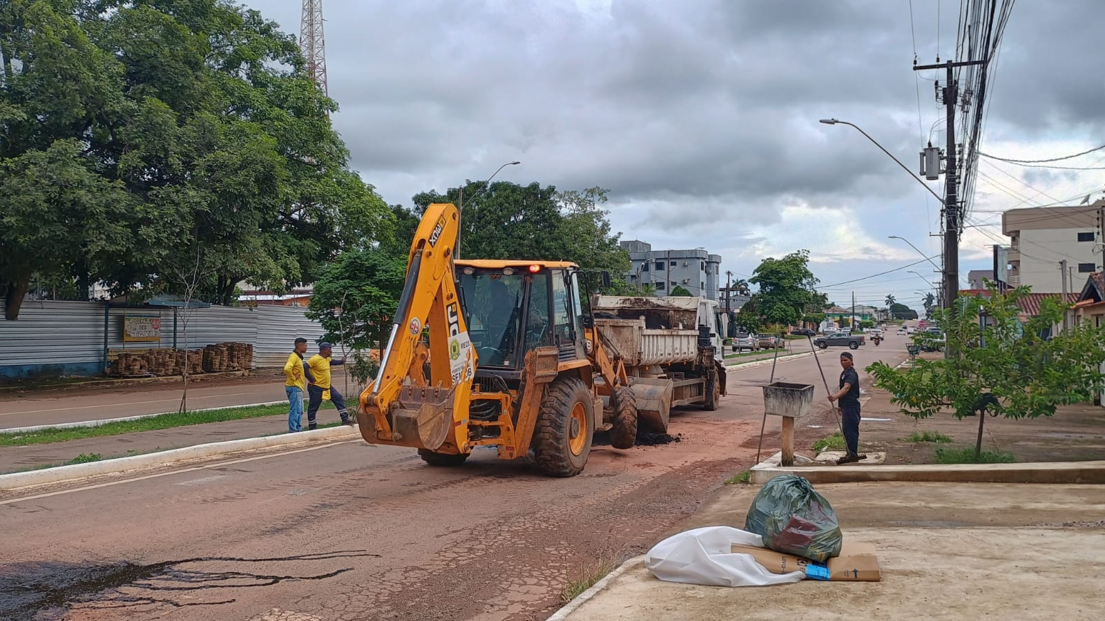 APÓS REPORTAGEM: Prefeitura de PVH tapa buracos na avenida Venezuela