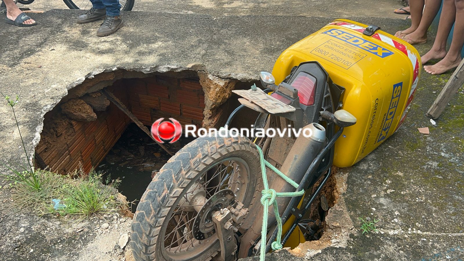 VÍDEO: Funcionário dos Correios cai com moto dentro de fossa