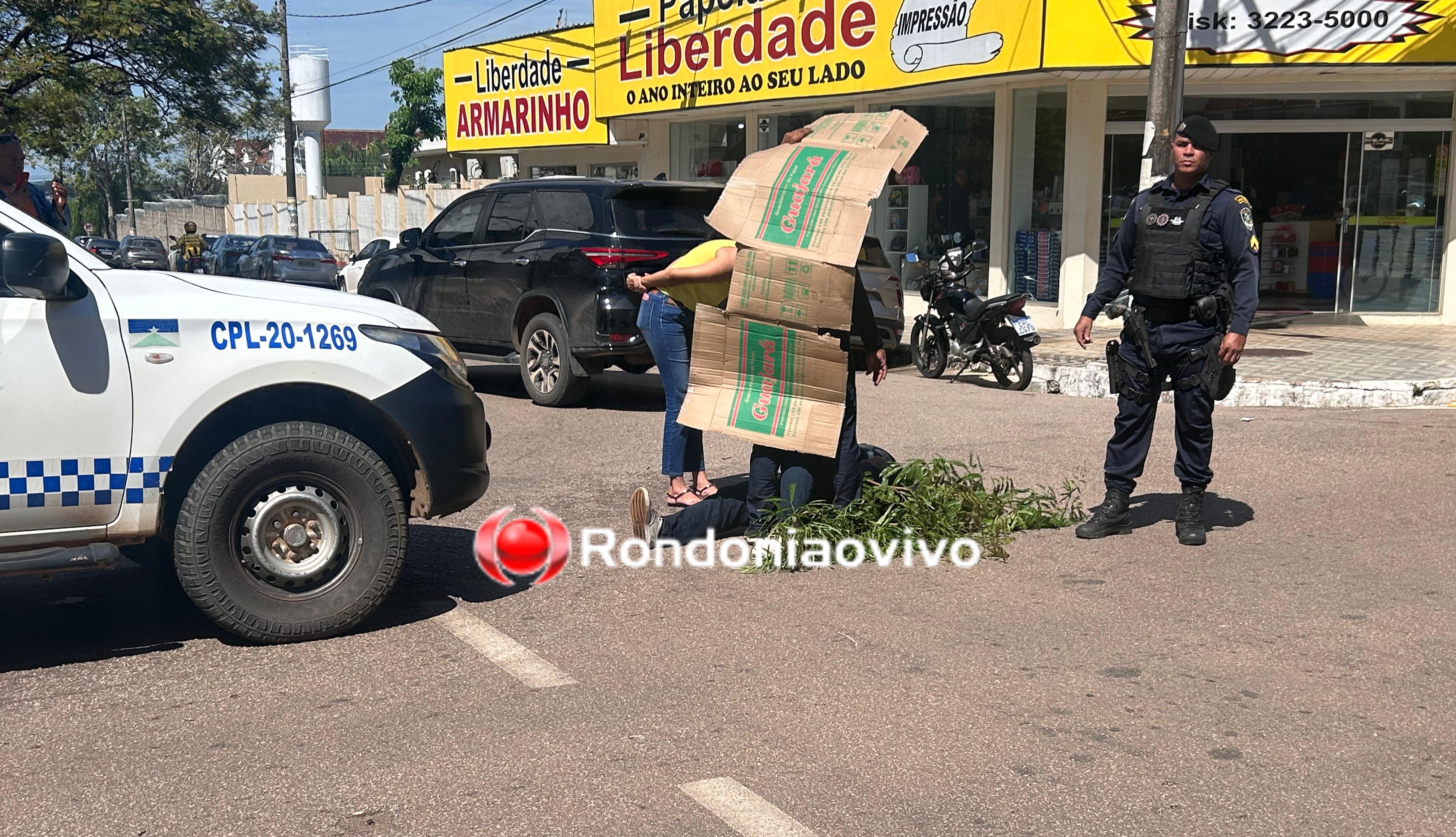 NA CARLOS GOMES: Mulher em carro Polo avança cruzamento e deixa motociclista lesionado