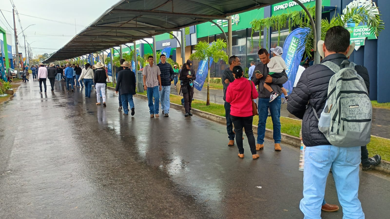 CLIMA AGRADÁVEL: Friagem e chuvisco deixa o clima mais suave na Rondônia Rural Show