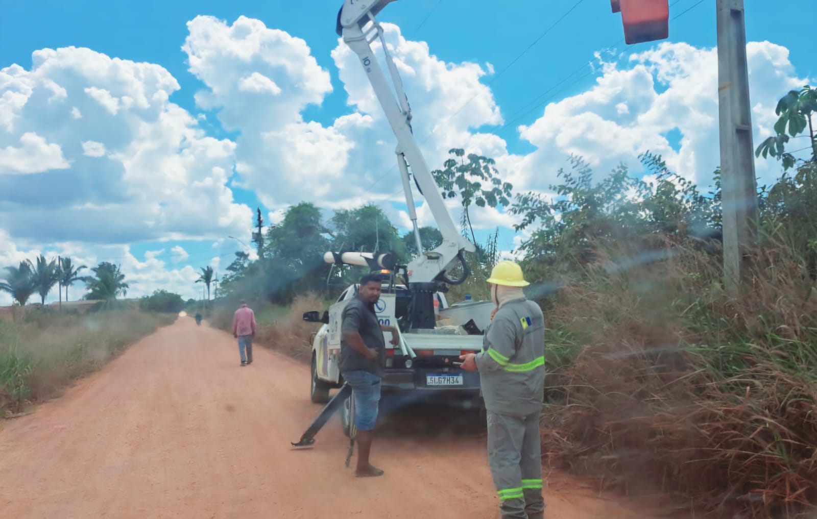 JÚNIOR QUEIROZ: EMDUR inicia serviços de iluminação no setor Chacareiro
