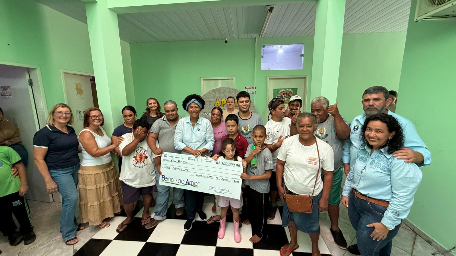 SILVIA CRISTINA: Deputada leva R$ 100 mil para a Apae de Santa Luzia do Oeste