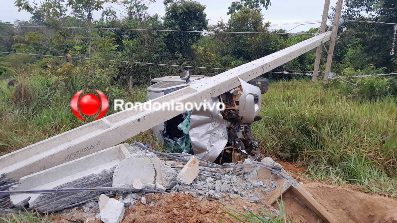 VÍDEO: Mulher fica ferida após caminhonete capotar e derrubar poste