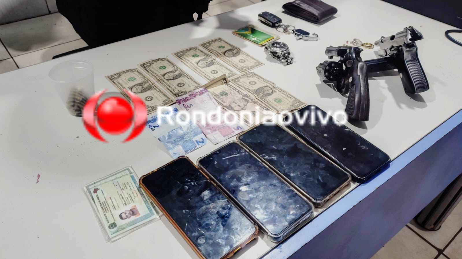 FLAGRANTE: Quadrilha é presa com armas em veículo na zona Leste da capital