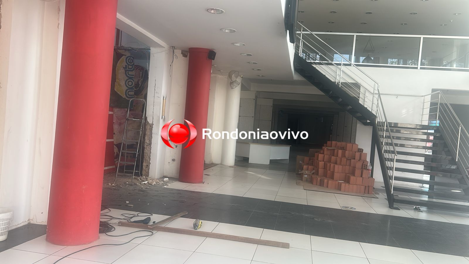 ACIDENTE DE TRABALHO: Pedreiro fica gravemente ferido ao cair do telhado de loja