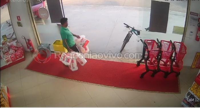 VÍDEO: Ladrão furta vários pacotes de fraldas em farmácia e sai correndo