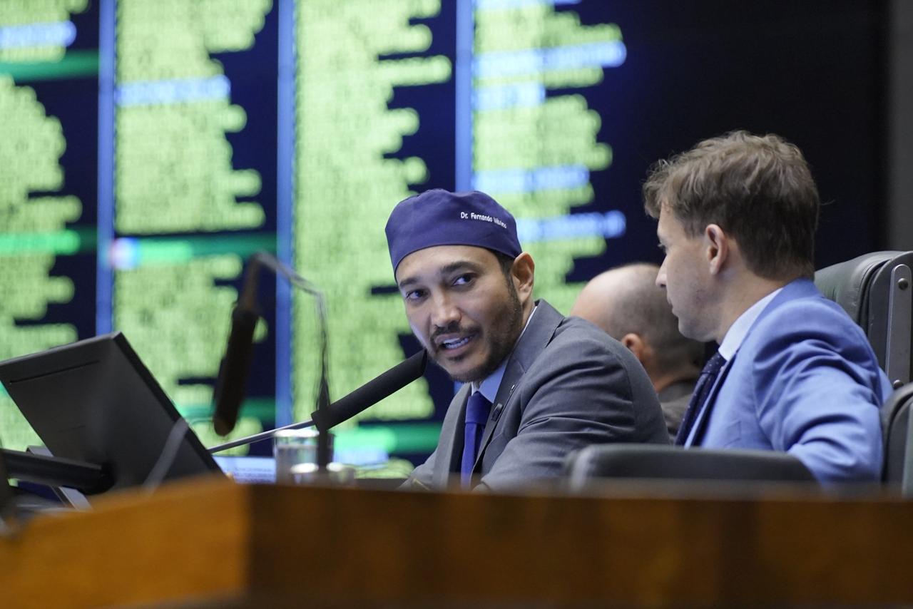 FERNANDO MÁXIMO: Deputado comemora aprovação da PEC dos professores