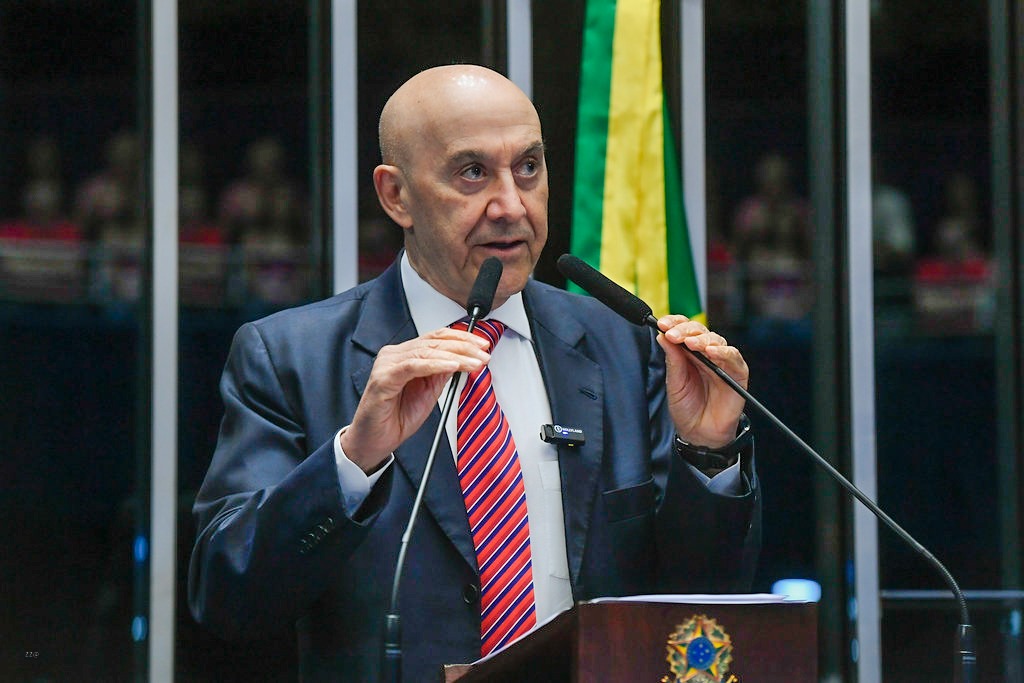 CONFÚCIO MOURA: Senador chama o país a reagir antes que suas gerações se percam