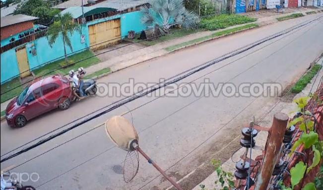 NA TRASEIRA: Vídeo mostra gravíssimo acidente com casal entre moto e carro