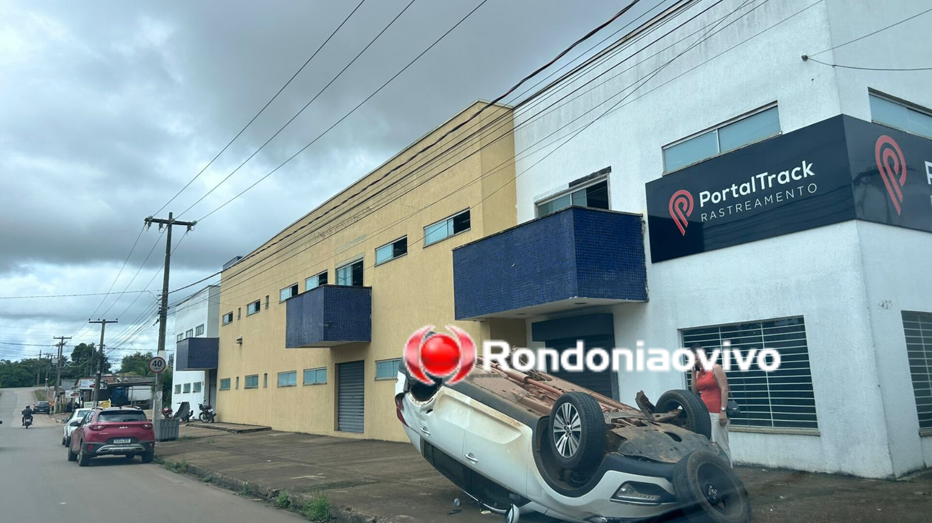 NA RIO DE JANEIRO: Colisão entre carros resulta em grave capotamento 