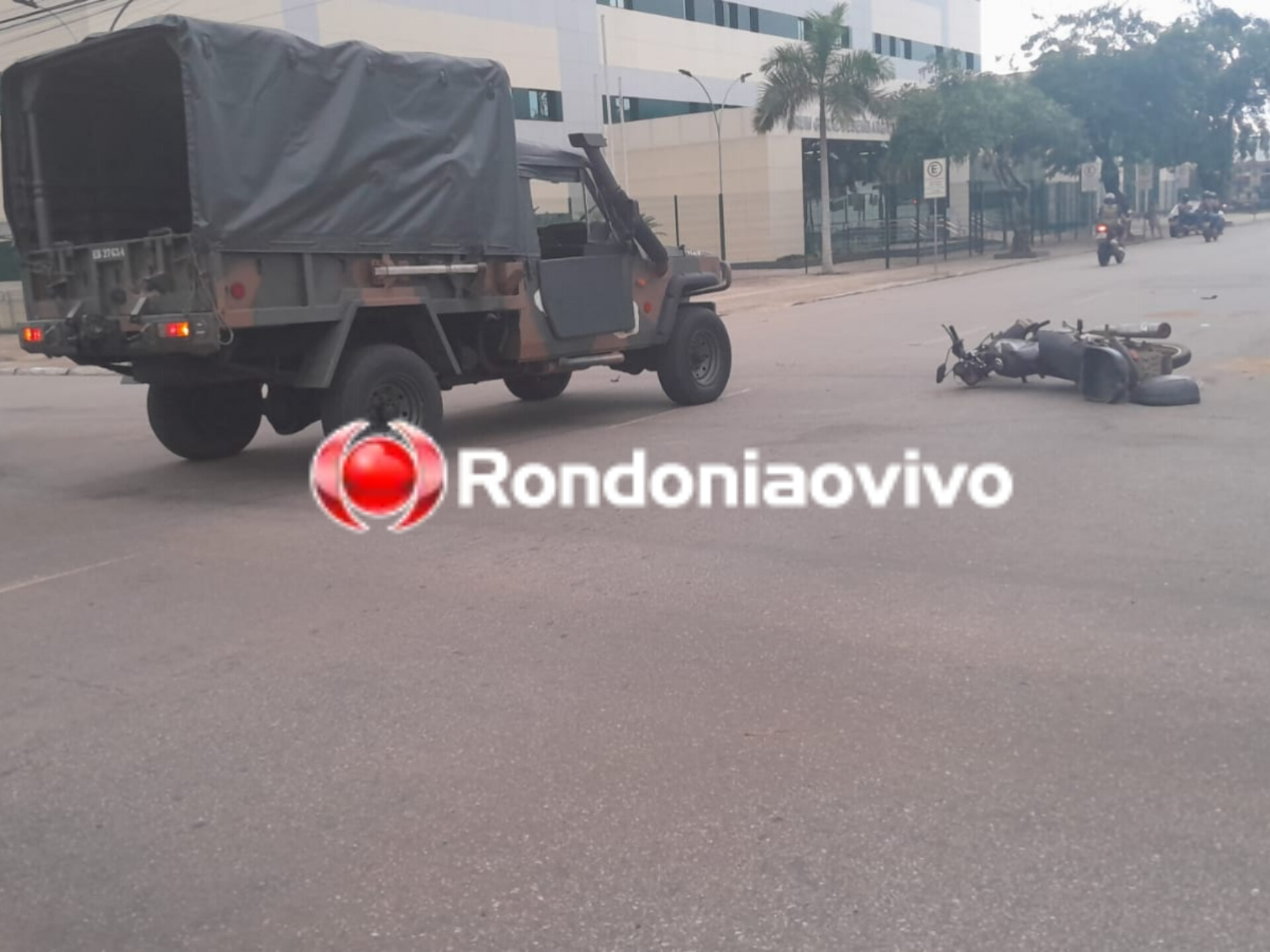 NA PINHEIRO: Viatura do Exército se envolve em acidente e motociclista sofre fratura 