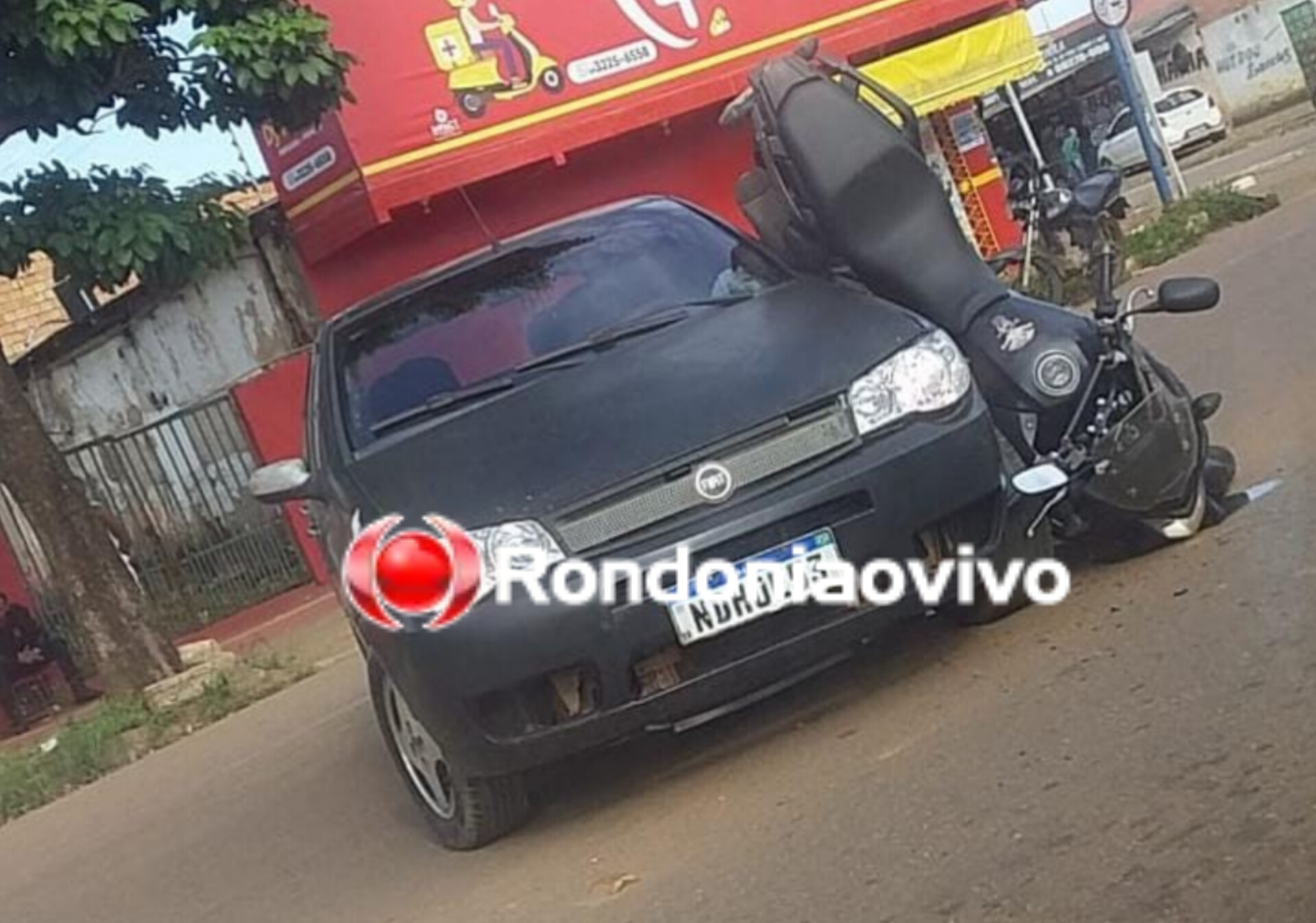 URGENTE: Motocicleta fica engatada em carro após grave acidente na capital 
