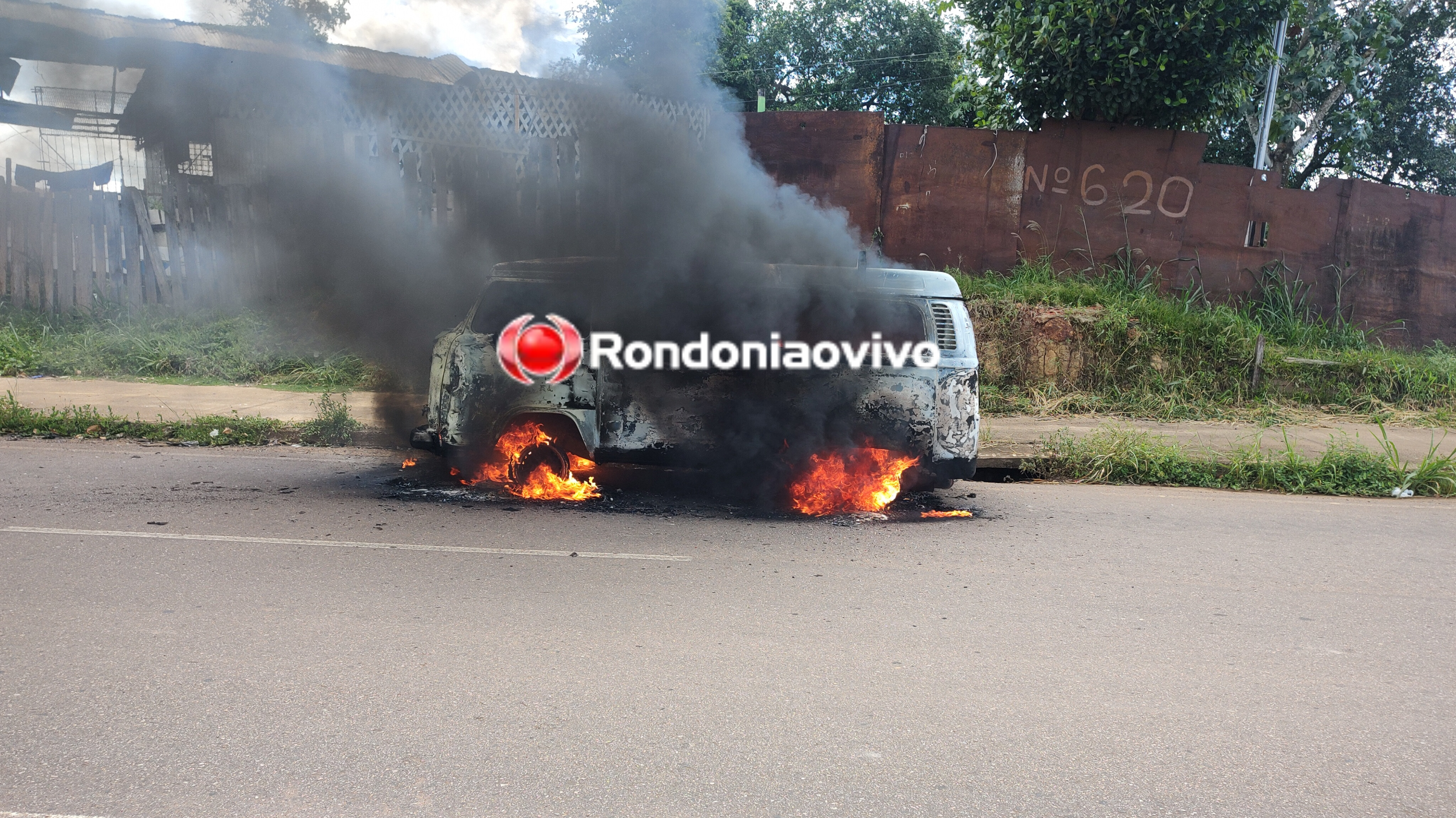 URGENTE: Kombi é totalmente destruída por incêndio próximo ao viaduto 