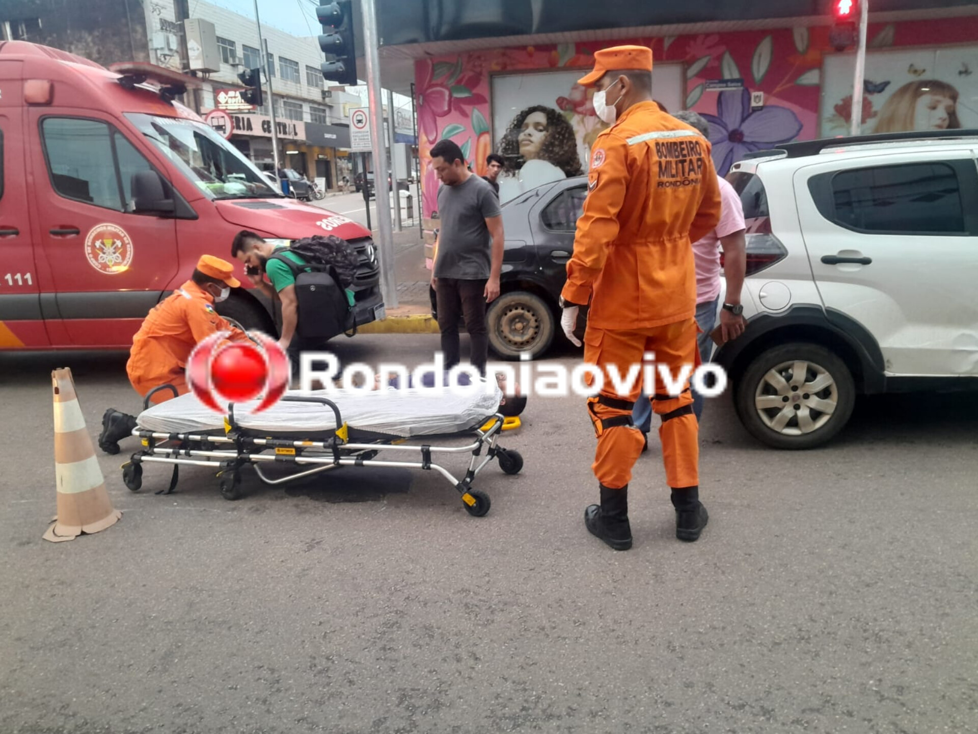 NA FAIXA DE ÔNIBUS: Condutor de moto CB300 sofre acidente na Avenida 7 de Setembro 