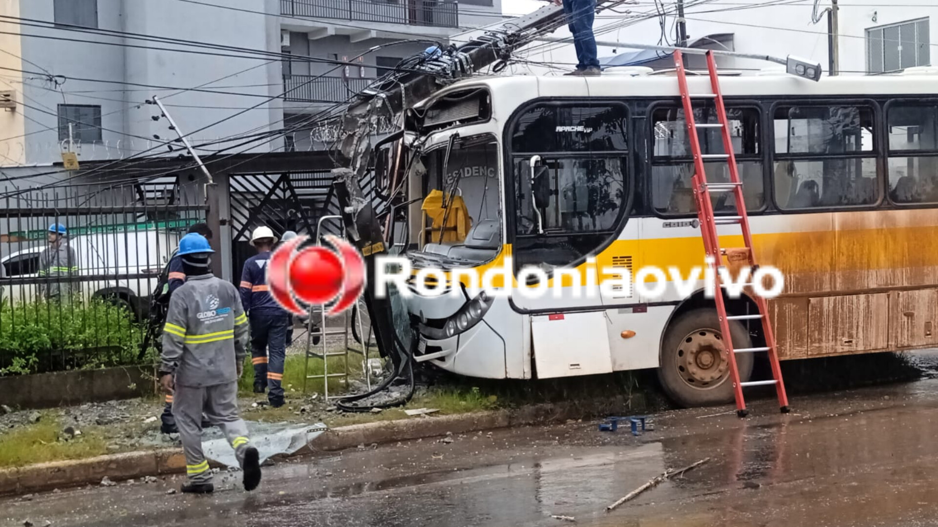 PERIGO: Ônibus desgovernado destrói poste na Avenida Imigrantes 
