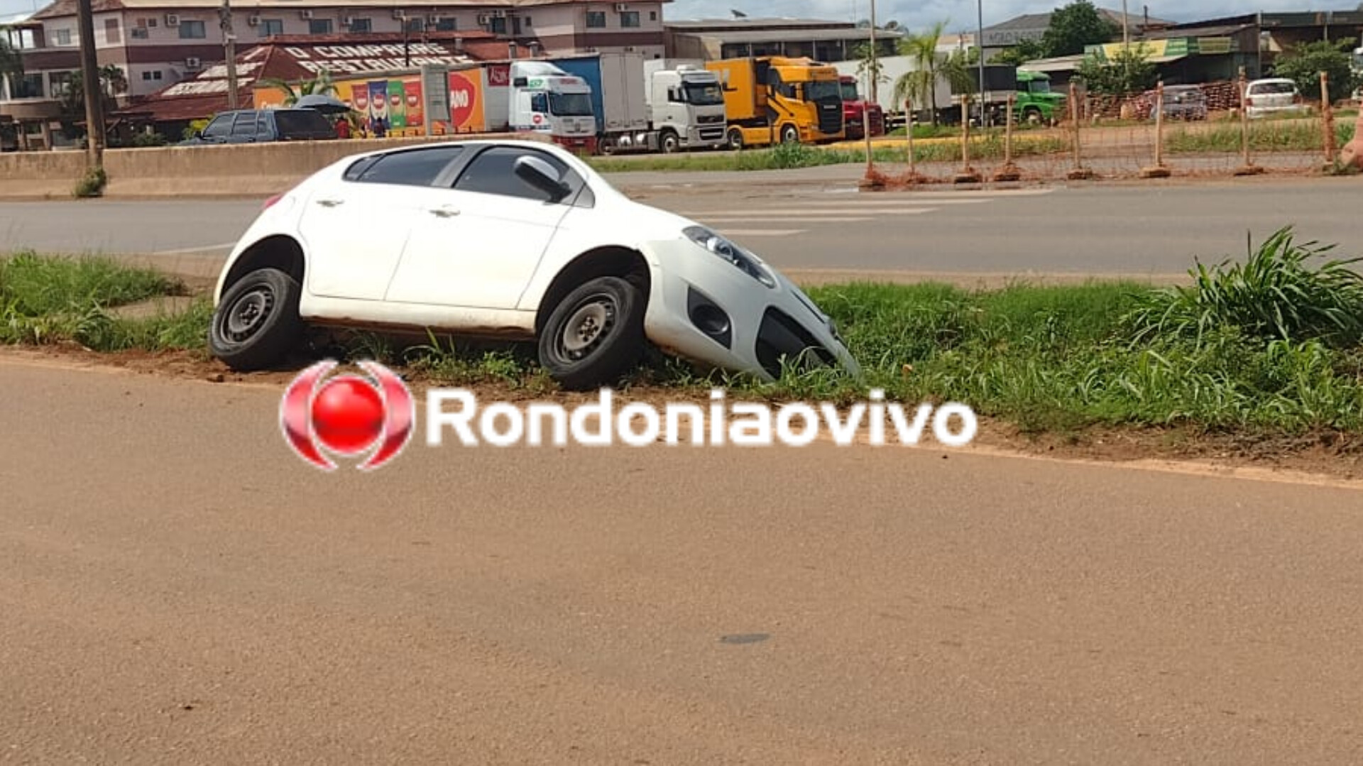 SEM CONTROLE: Carro tomba em vala entre a BR-364 e Rua da Beira em Porto Velho 