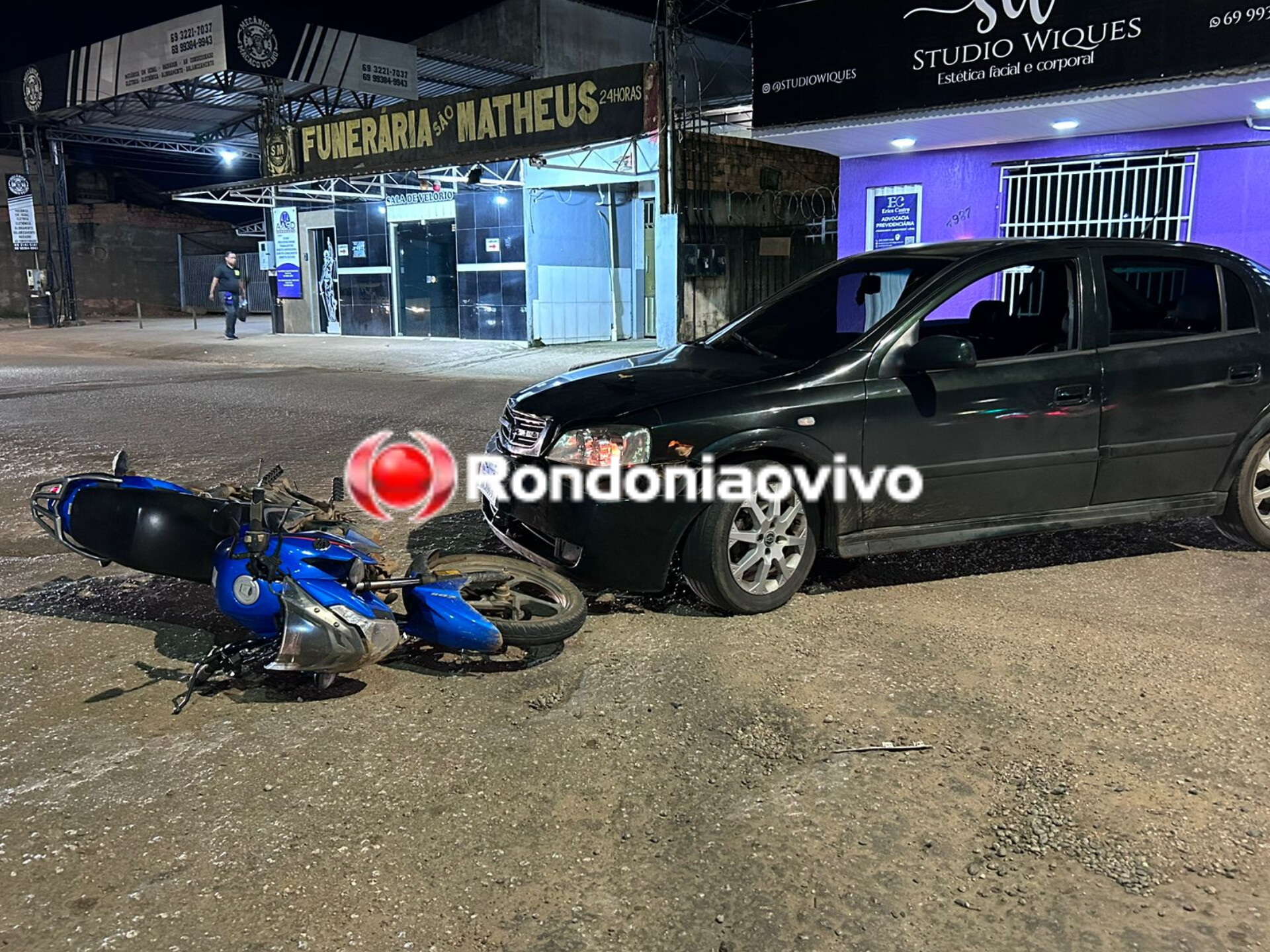 FERIDO: Motociclista tenta passar no 'corredor' e acaba colidindo em carro na Campos Sales 