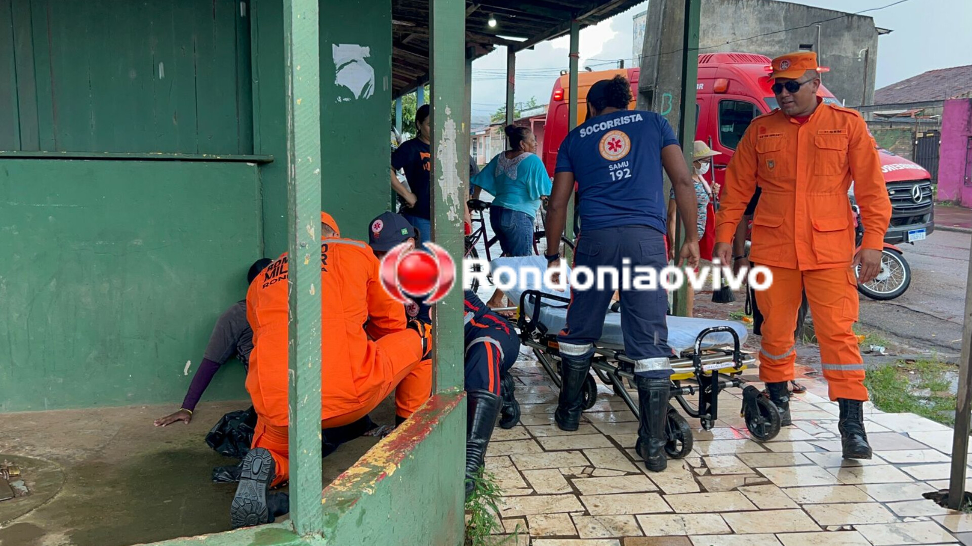 GRAVE: Motoboy fratura a perna após ser atropelado por carro na Rua Brasil 