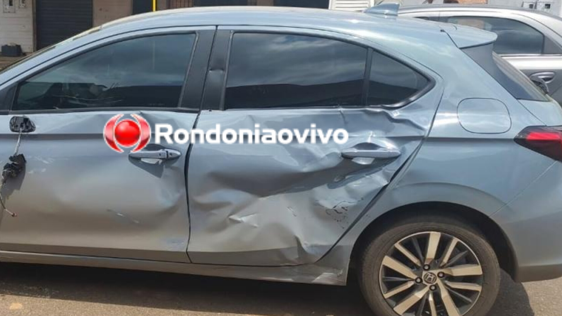 NA ABUNÃ: Motoboy de delivery avança preferencial e bate em cheio contra carro de advogado 