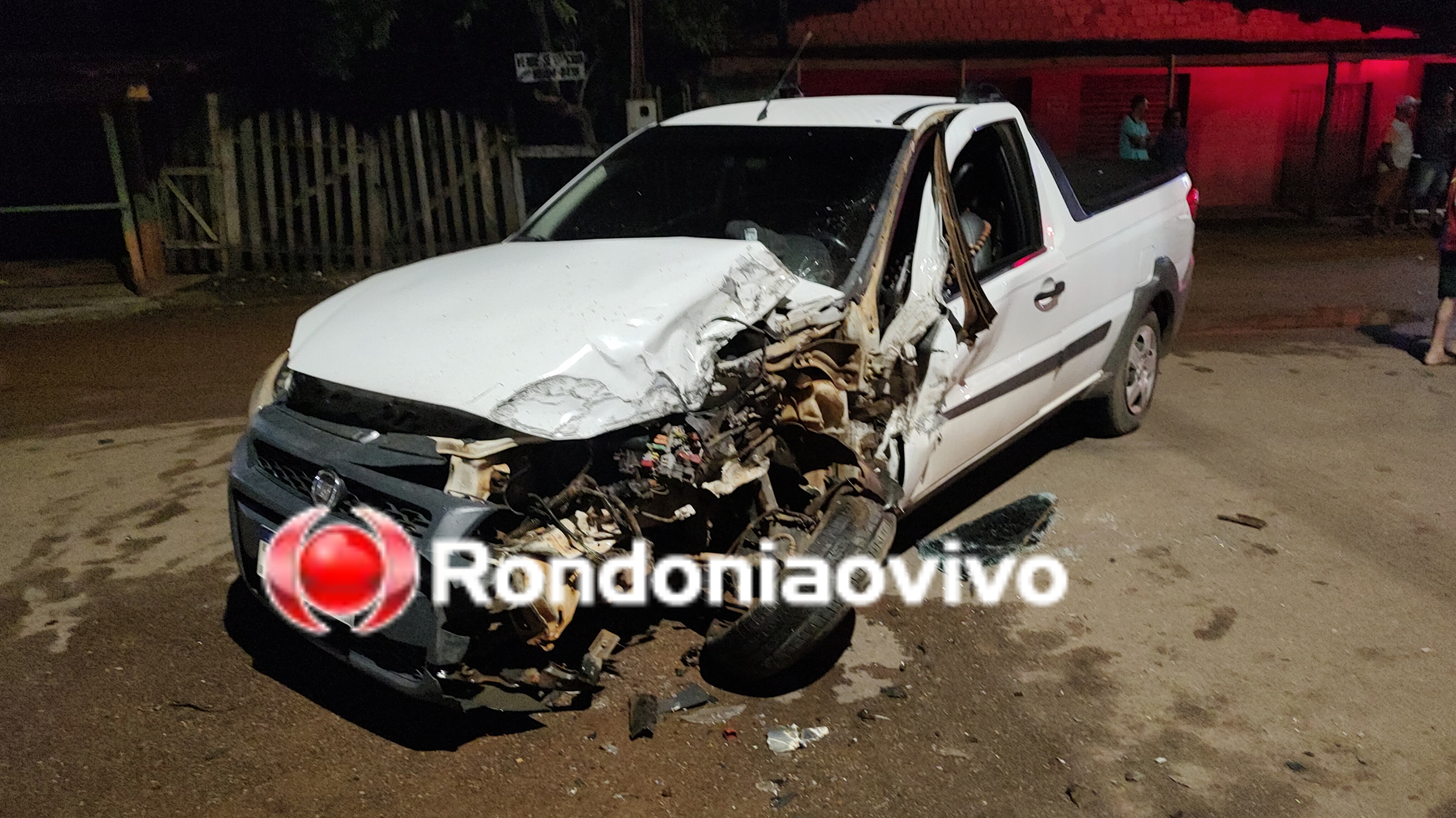 EMBRIAGUEZ: Motorista fica ferido em grave batida de carro com caminhão