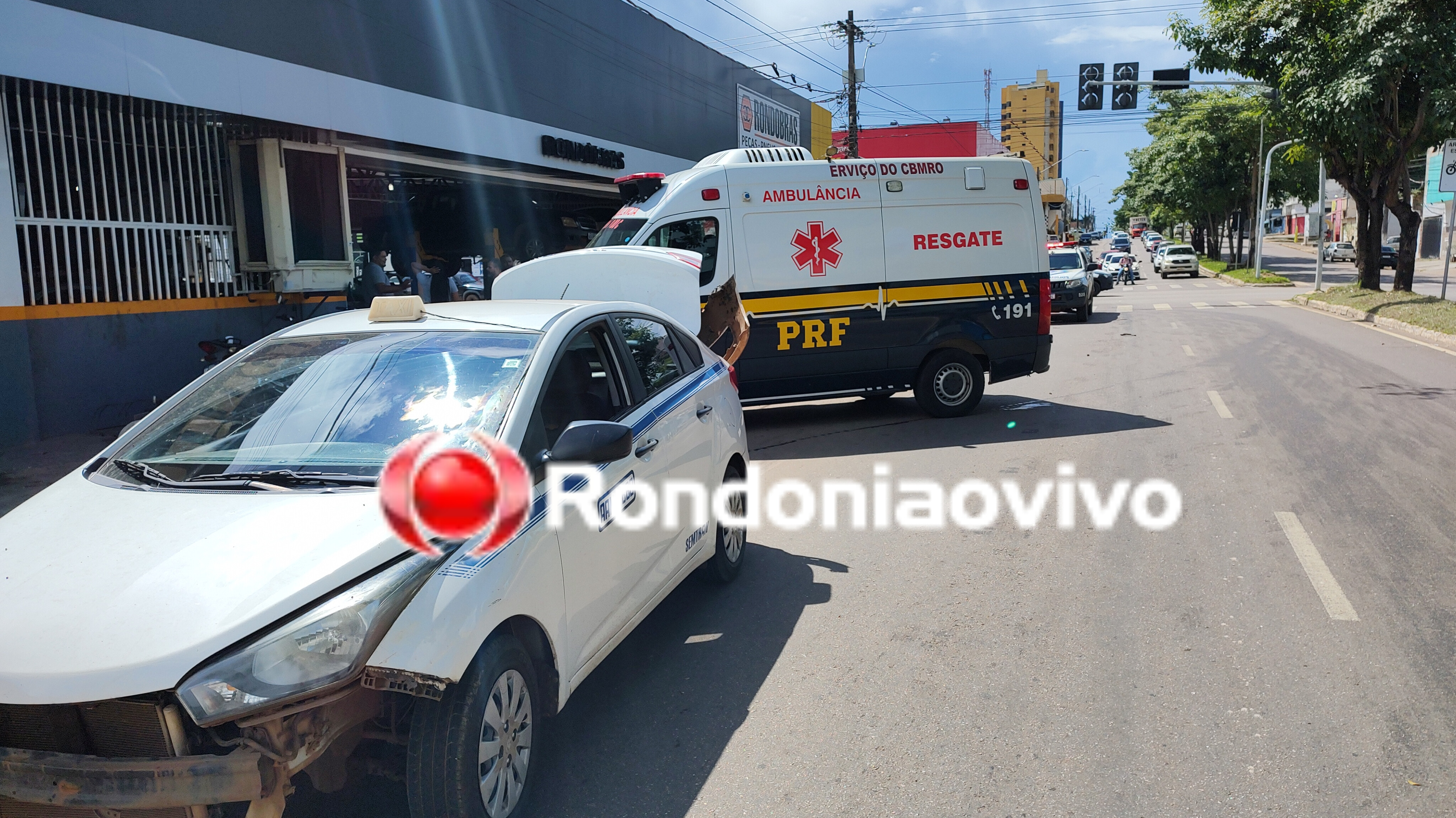 NO SEMÁFORO: Taxista provoca grave acidente com motociclista ao fazer retorno proibido 