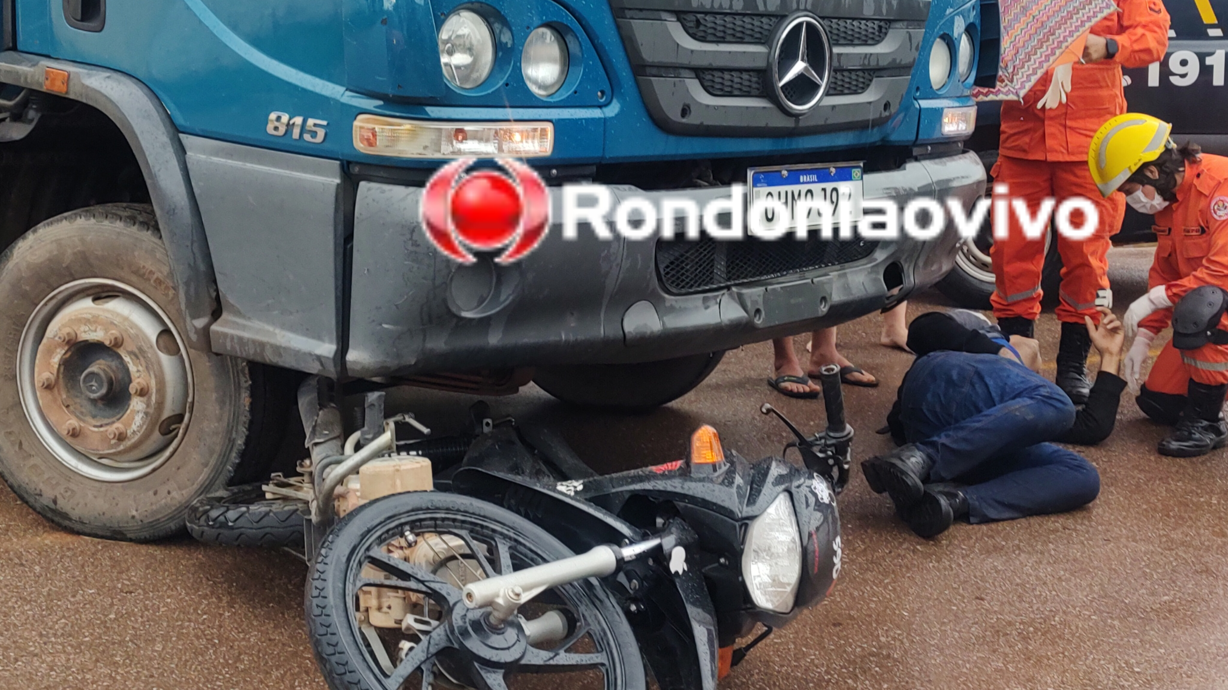 VÍDEO: Motociclista fica em estado grave em acidente com caminhão