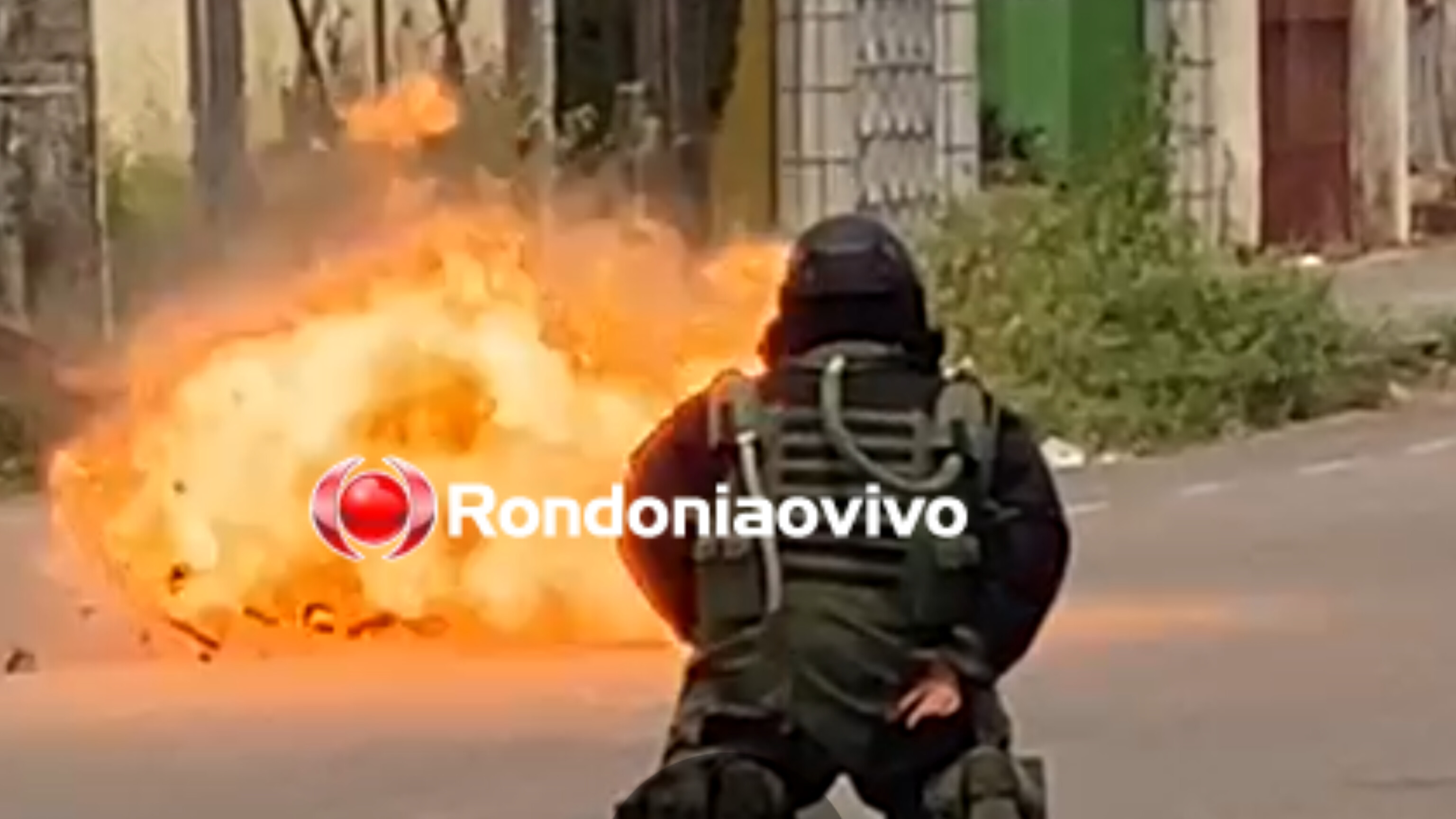 SUSPEITA DE EXPLOSIVO: Mochila encontrada em banco é detonada por Esquadrão Antibombas - VIDEO